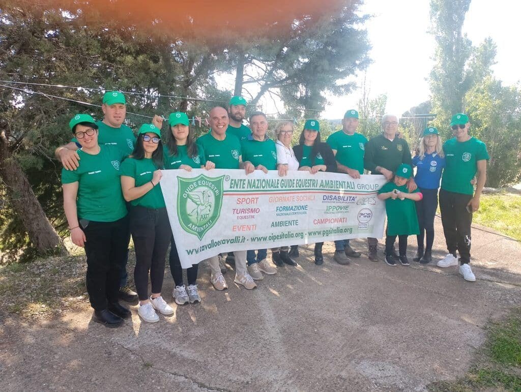 Gruppo delle Guide Equestri Ambientali con lo striscione ENGEA